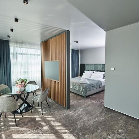 Hotel Emd Bacău Esterno foto