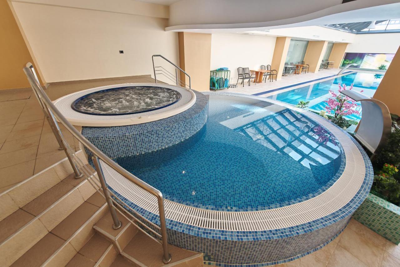Hotel Emd Bacău Esterno foto