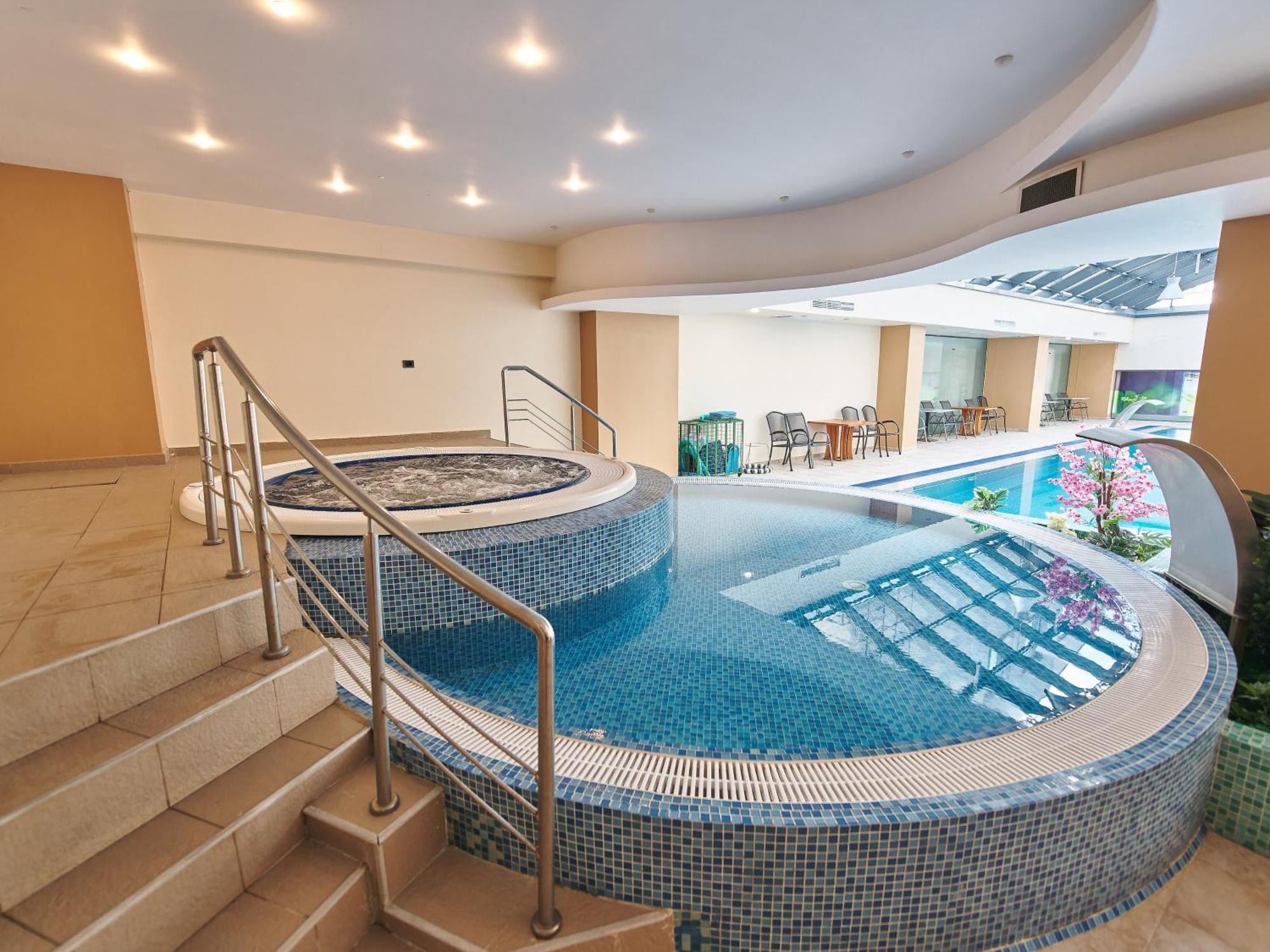 Hotel Emd Bacău Esterno foto