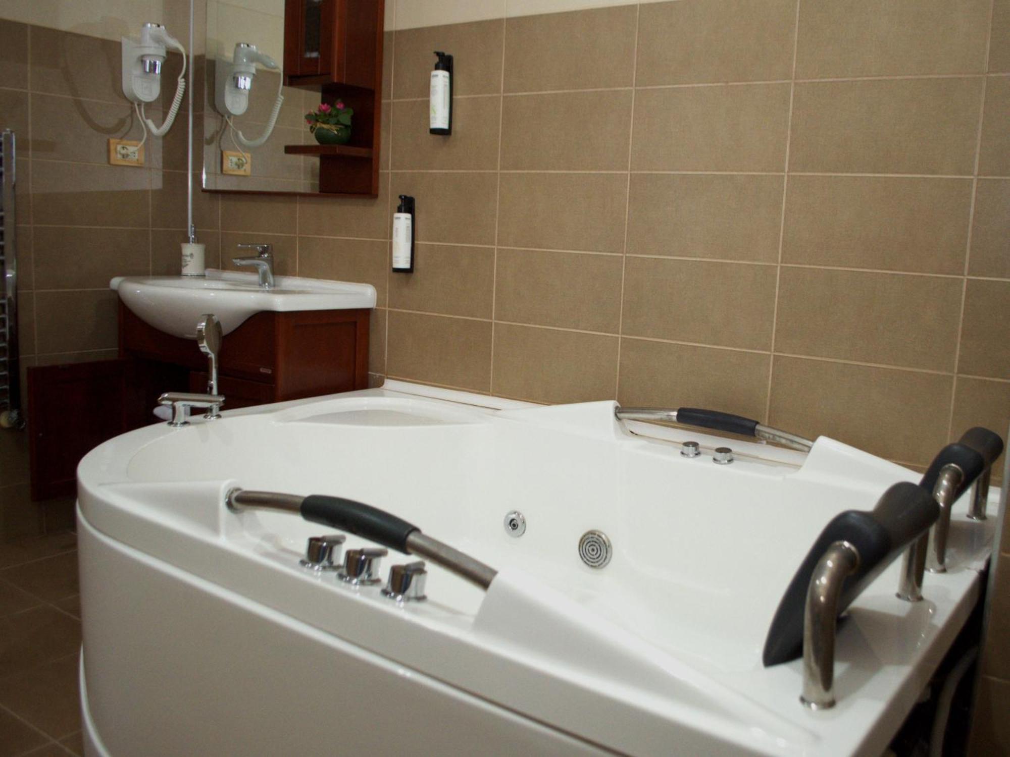 Hotel Emd Bacău Esterno foto