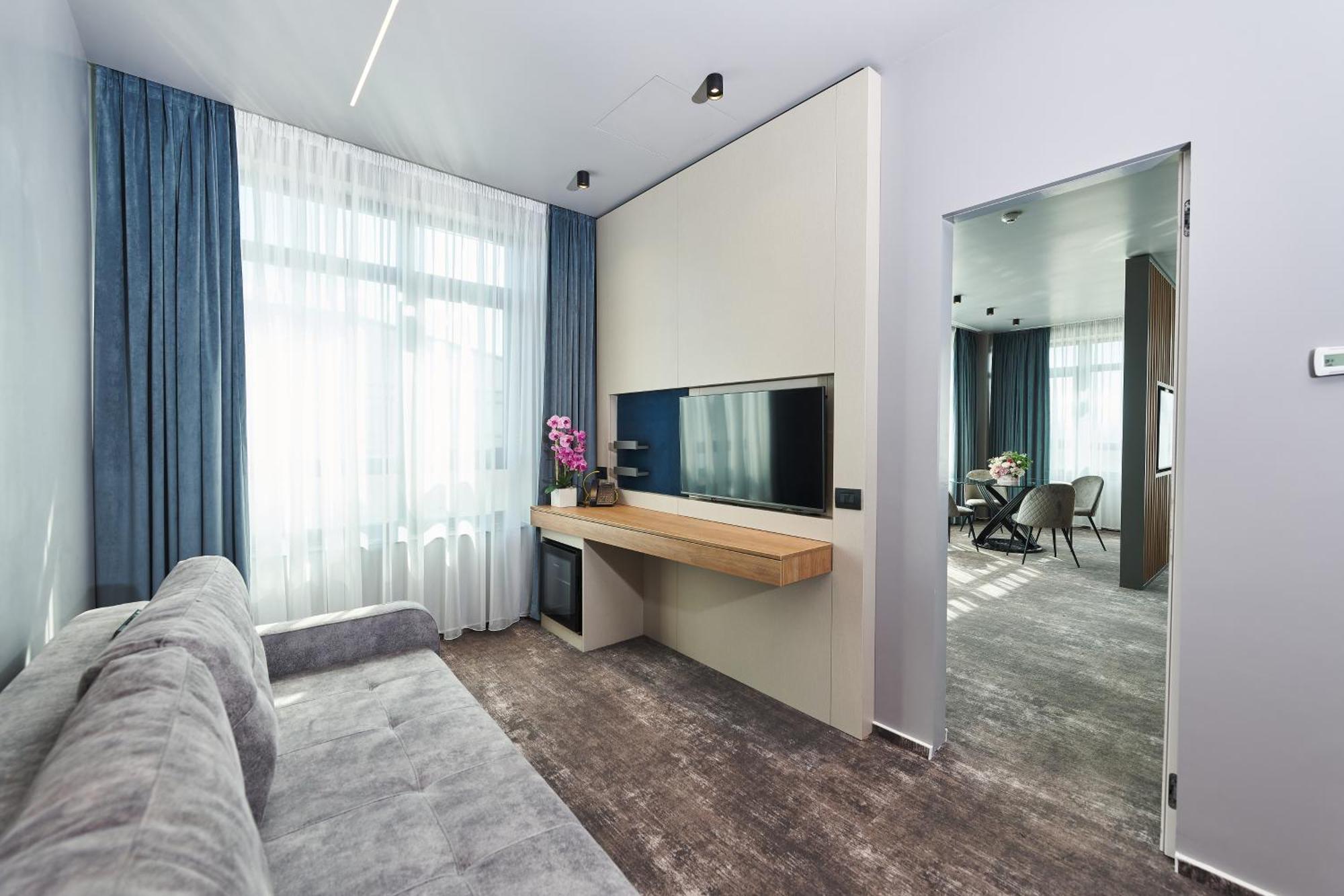 Hotel Emd Bacău Esterno foto