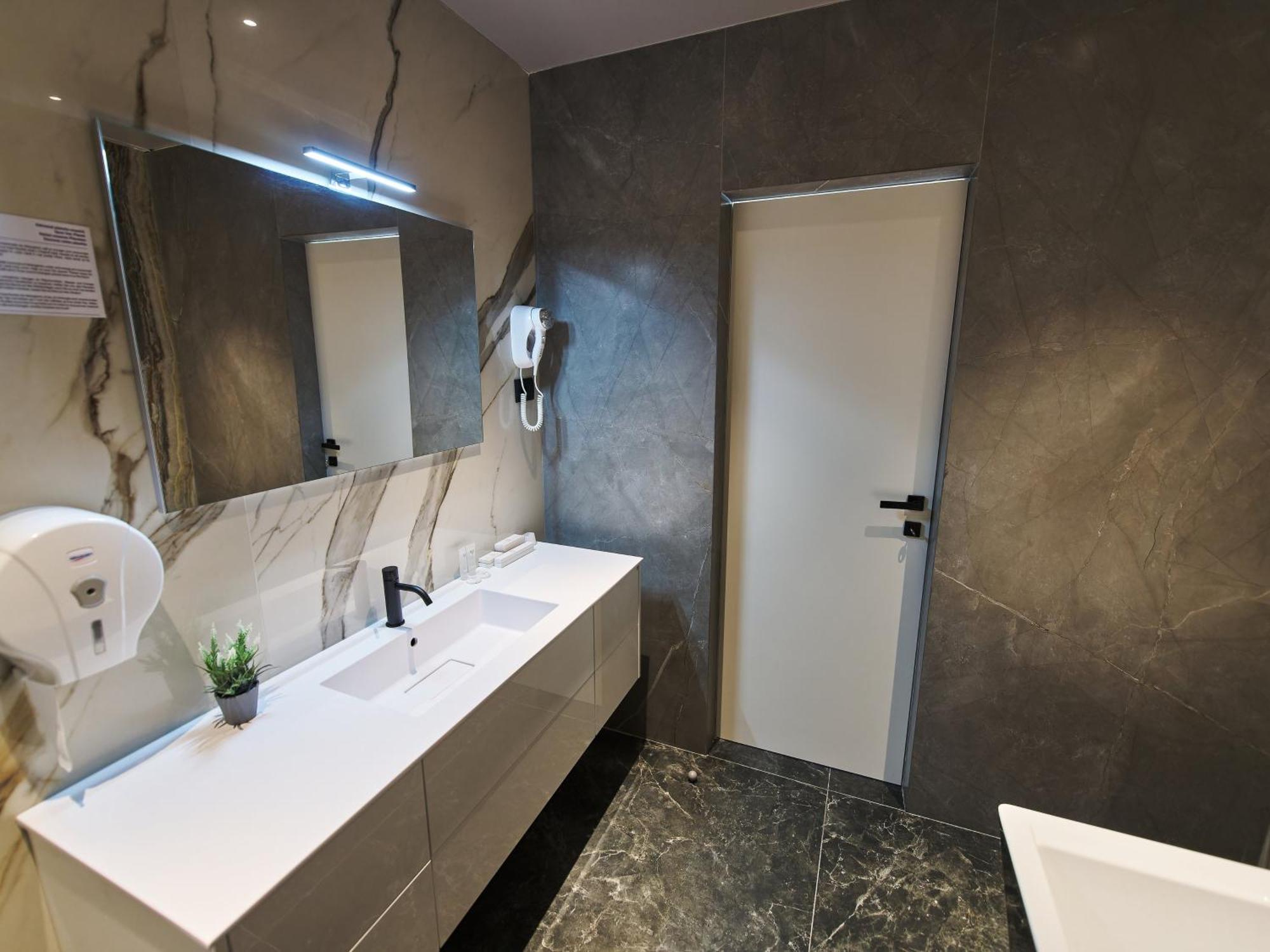 Hotel Emd Bacău Esterno foto