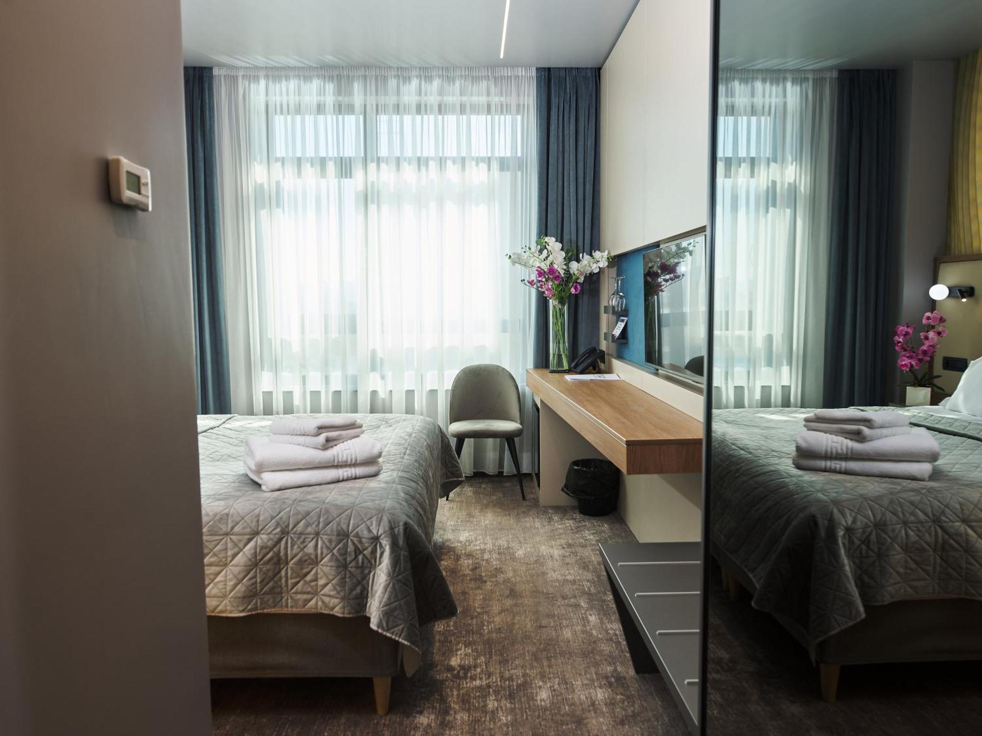 Hotel Emd Bacău Esterno foto