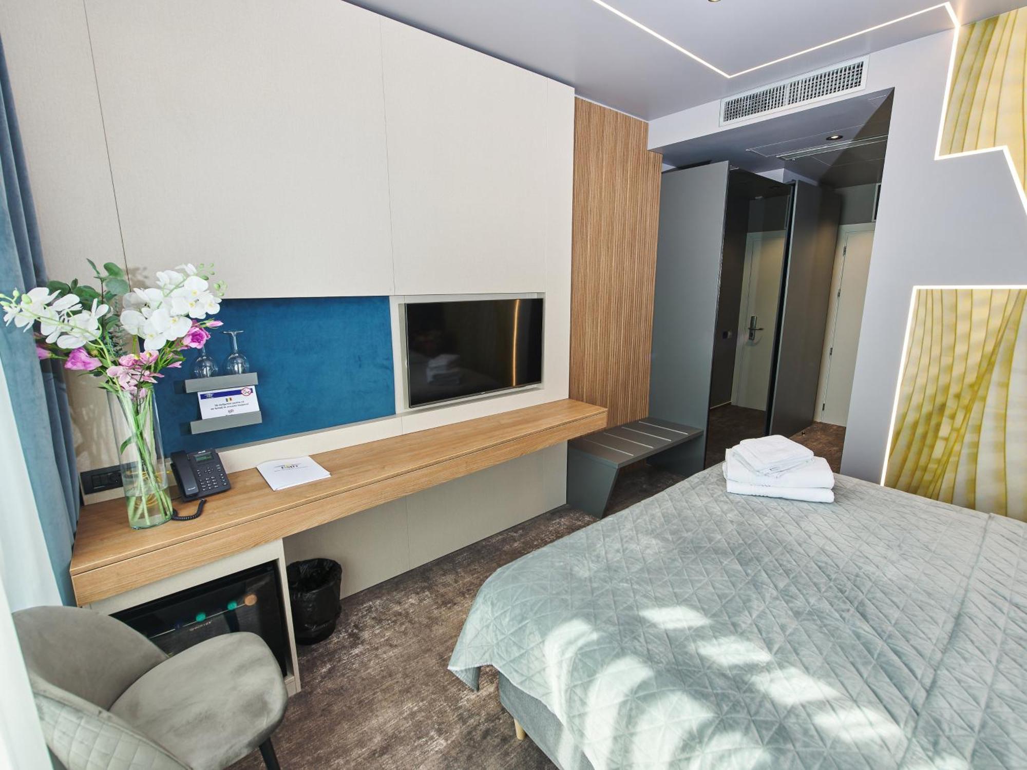 Hotel Emd Bacău Esterno foto